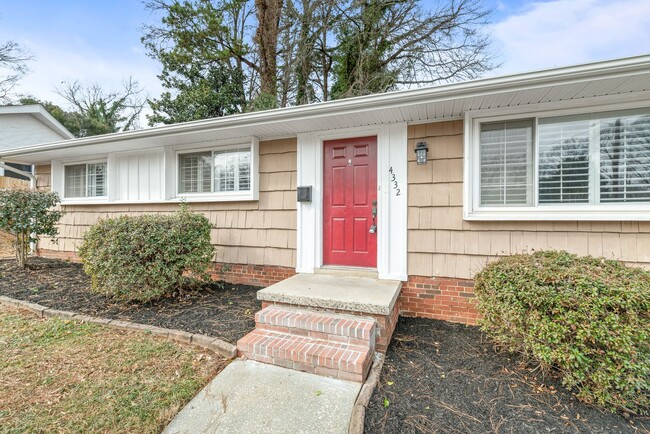 Building Photo - Freshly Painted 3-Bedroom Home minutes fro...