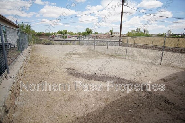 Building Photo - 8489 Roseway Dr