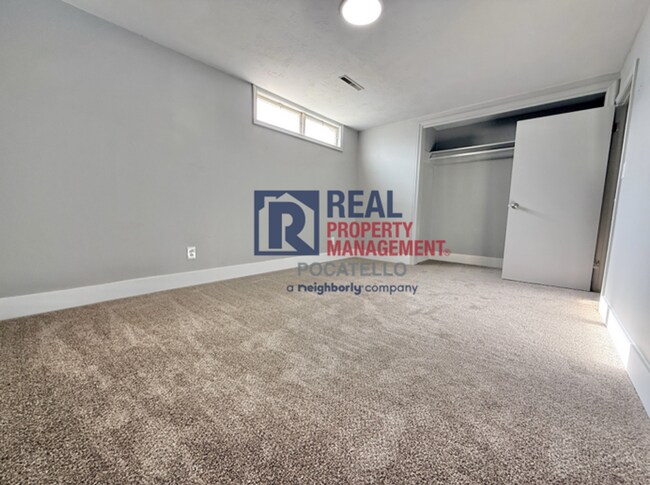 Building Photo - 5 bed 2 bath house - 1 car garage - pet friendly