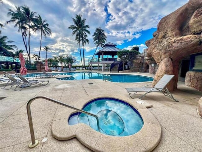 Building Photo - 5225 Collins Ave