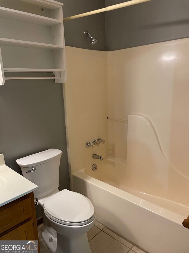 Building Photo - 211 N Woodvalley Dr