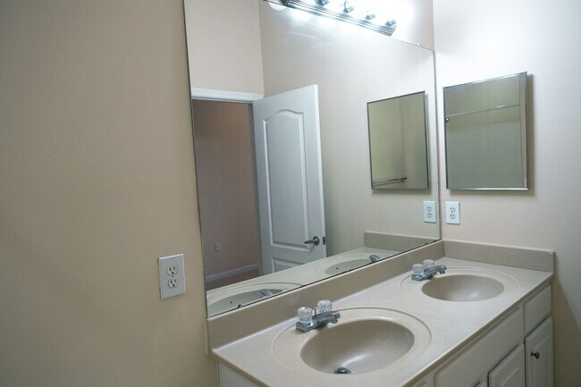 Building Photo - Beautiful 3 Bedroom, 2 Bath with Volume ceilings and Private Garage!