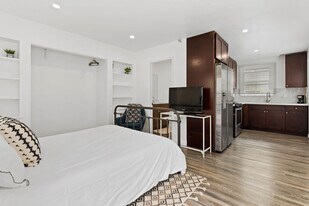 Building Photo - 512 W Juniper St