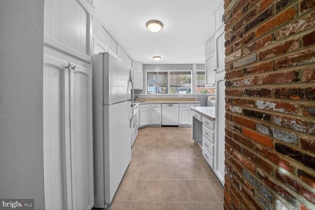 Building Photo - 6020 Cheshire Dr