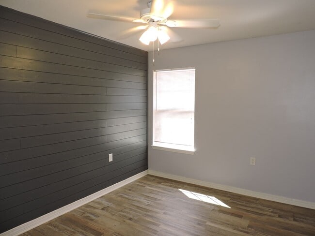 Building Photo - Easy access to Whiting Field & Pensacola!