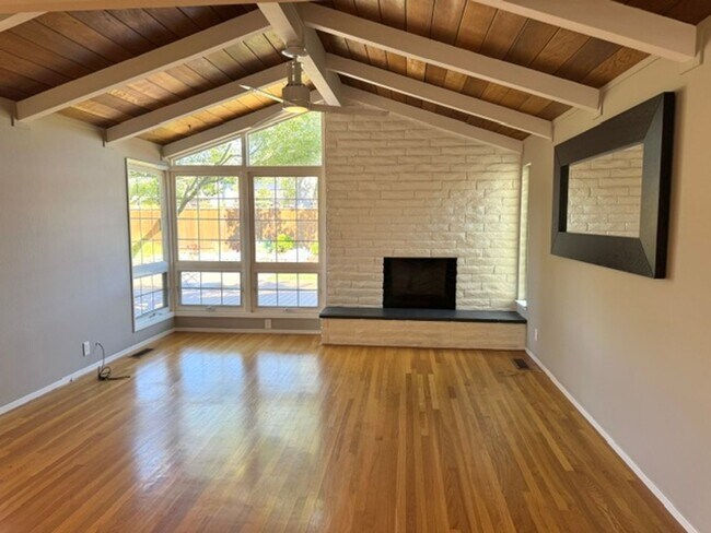 Building Photo - Beautiful 3 bedroom, 2 bath single level home in the Woodlands-Walnut Creek