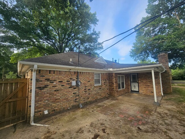 Building Photo - Massive 4BR/3BA Memphis Rental | Brick Fireplace & Built-Ins | Fenced Yard!