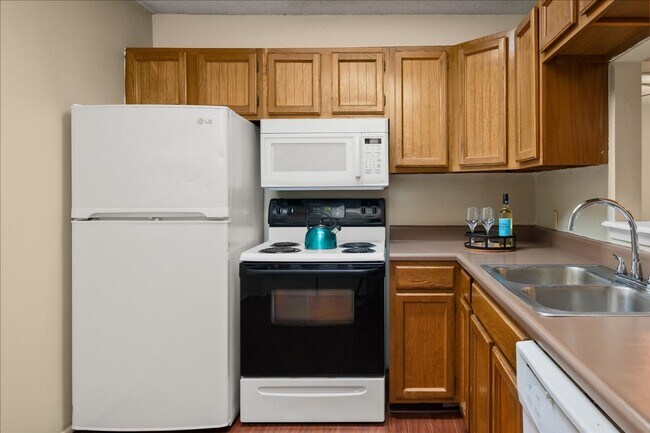 Building Photo - Great Location, Immediate Move In available - 2 bed / 2 bath Condo - 100% off First Month's rent!