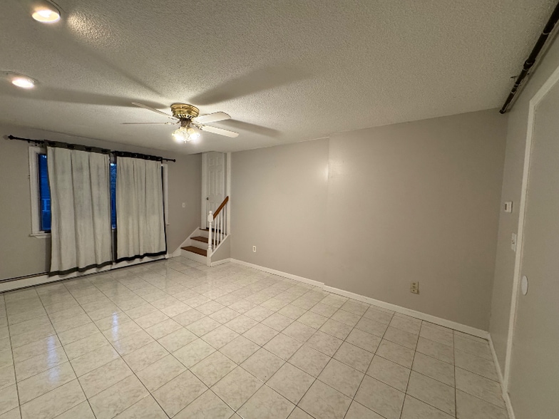 Primary Photo - 35 Evers St