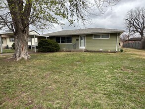 Building Photo - 3 Bedroom, 1 Bathroom House with Carport