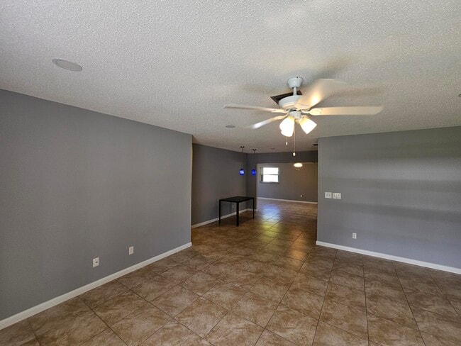 Building Photo - 329 NE Cullman Ct