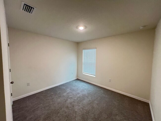 Building Photo - 4BD/2BA Modern Comfort Meets Suburban Serenity in Ocala! WASHER & DRYER INCLUDED!