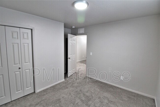 Building Photo - 19571 Newhall Pl