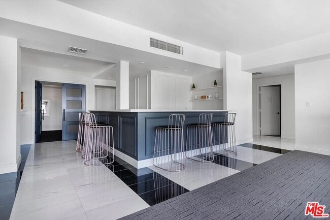 Building Photo - 121 S Palm Dr