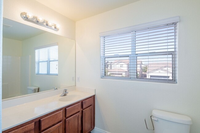 Building Photo - A MUST SEE 3BD/2.5BA SINGLE FAMILY HOME!