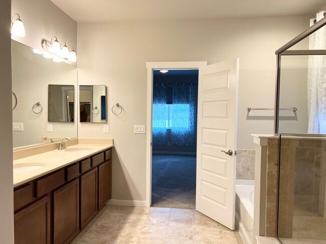 Building Photo - 5 Bedroom/4 Bathroom Ranch Style Home Loca...
