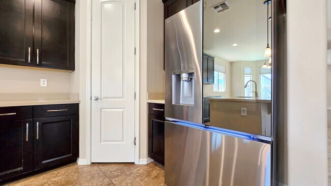 Building Photo - Upgraded kitchen and lots of sq ft in Verrado!