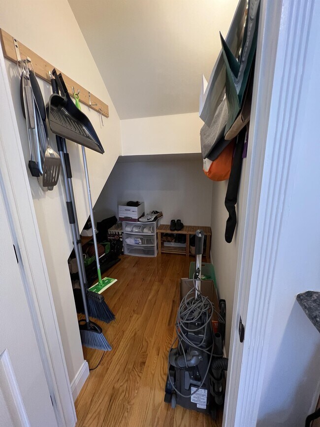 Building Photo - 241 Pine St