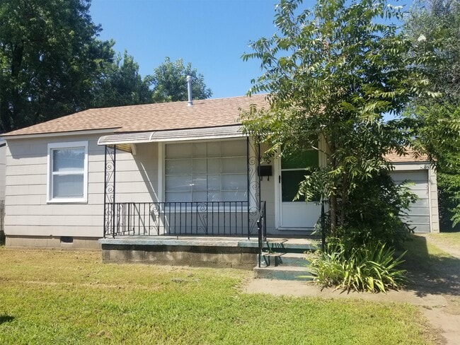 Primary Photo - 1212 N Yale Ave