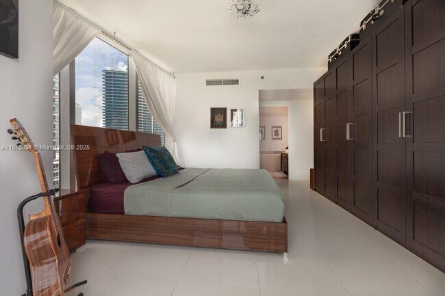 Building Photo - 495 Brickell Ave