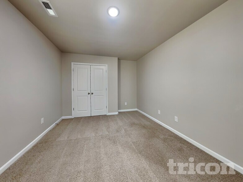 Building Photo - 143 Spring Knoll Dr