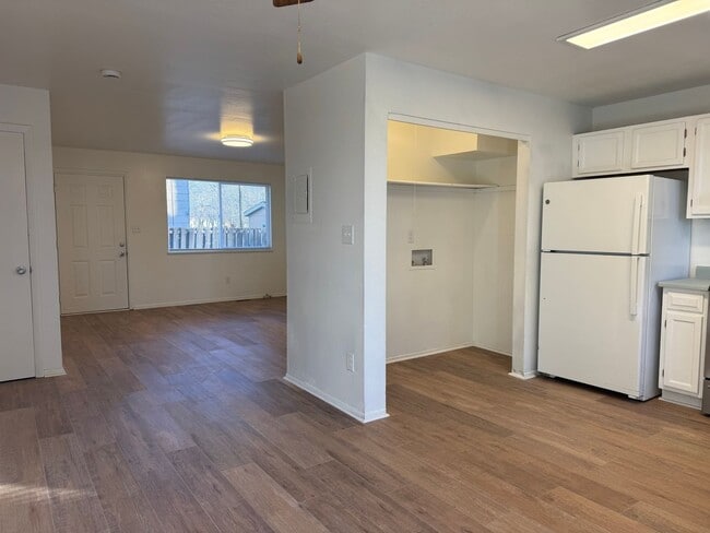 Building Photo - Ground Level - 2 Bed, 1 Bath Townhouse!!!