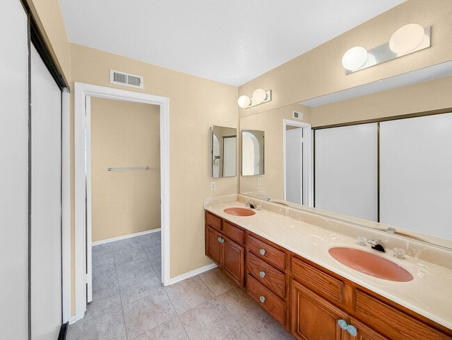 Building Photo - Beautiful 4BR/2.5BA Home Featuring a Large...