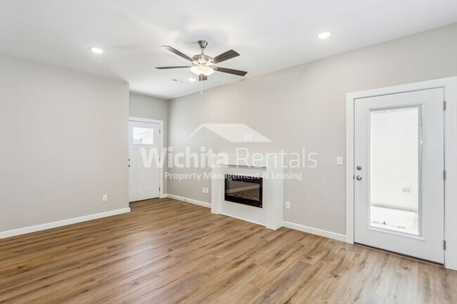 Building Photo - 5032-5032 S Sycamore St