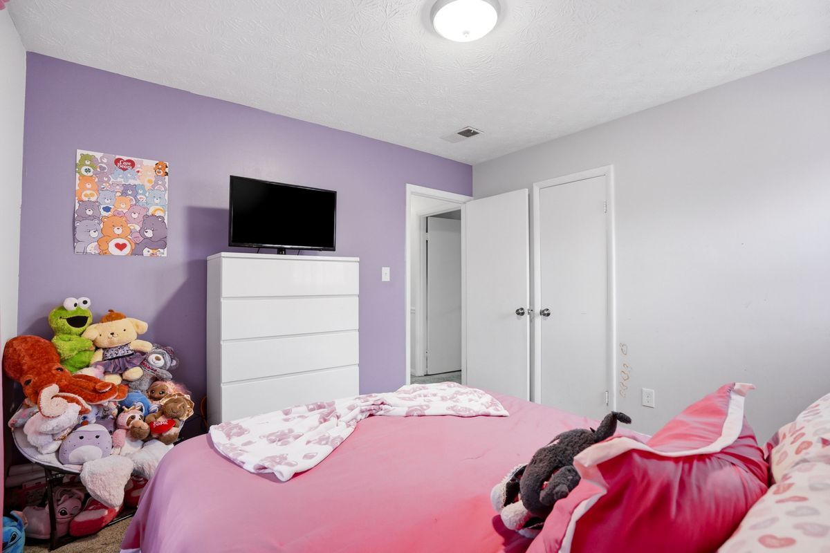 Building Photo - 405 King Arthur Ct