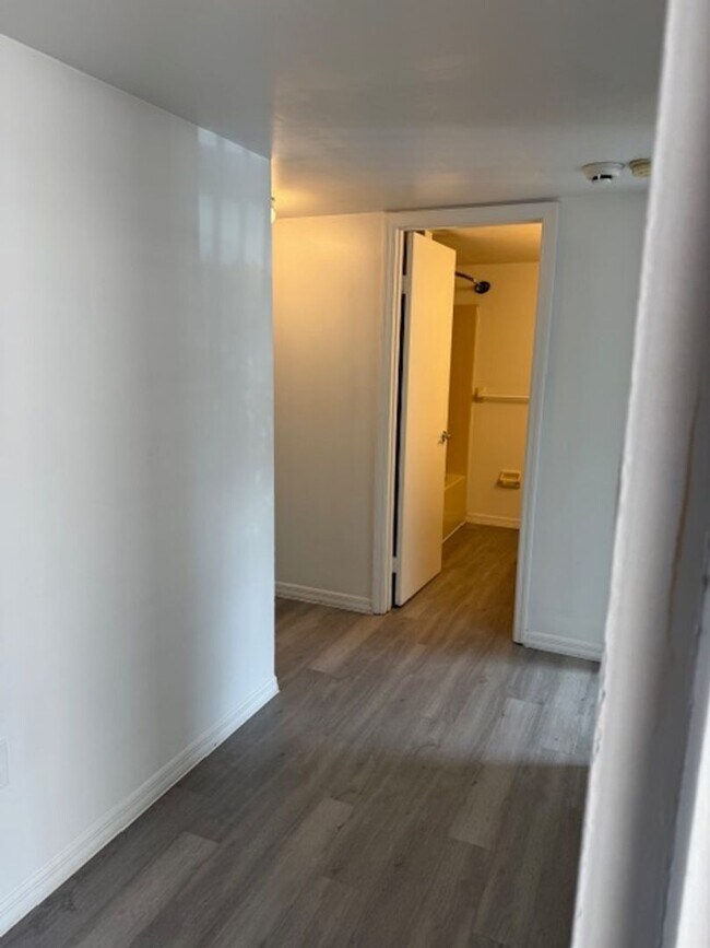 Building Photo - Large One bedroom Condo