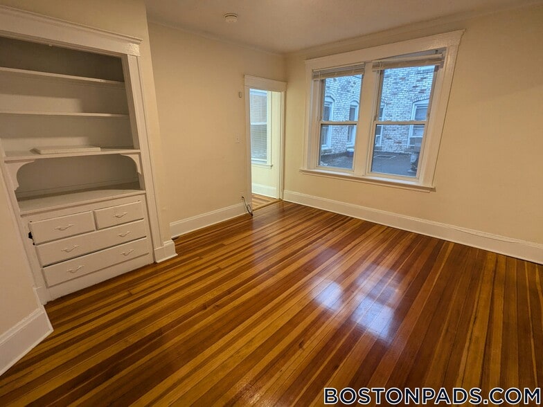 Building Photo - 6 Barrows St