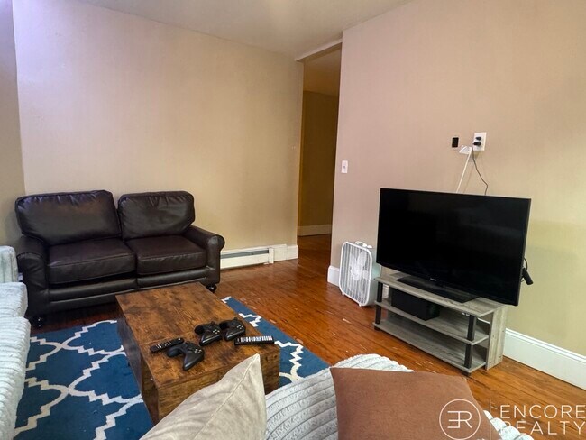 Building Photo - 44 Hillside St