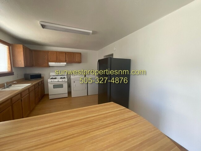 Building Photo - 2 Bedroom, 1 Bath with Washer and Dryer