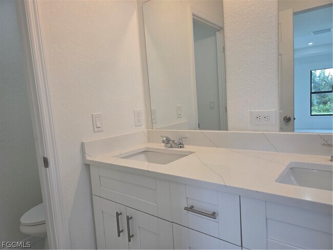 Building Photo - 2707 30th St SW