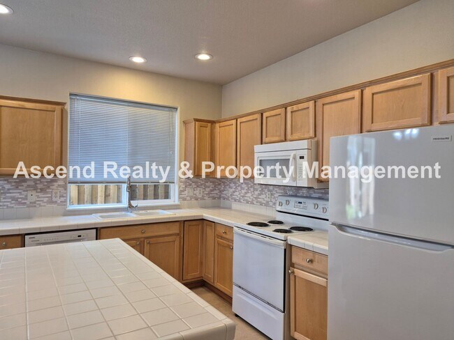 Building Photo - **Move In Special**Beaverton Convenience with Central AC & Attached Garage  Minutes to MAX, Costc...