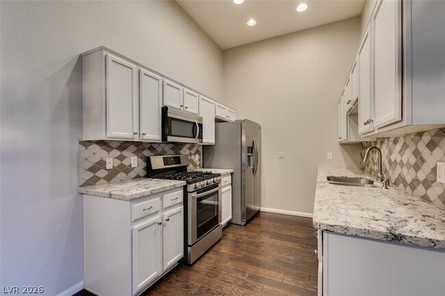 Building Photo - 2305 W Horizon Ridge Pkwy