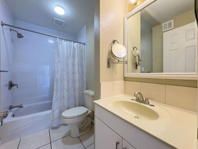 Building Photo - 902 NE 34th St