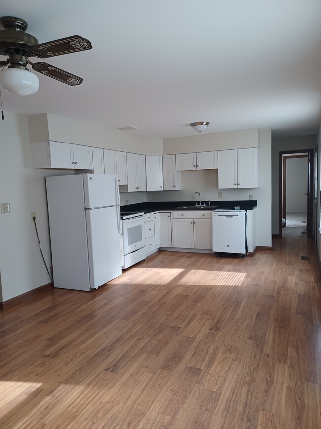 Building Photo - 557 Eagle Dr