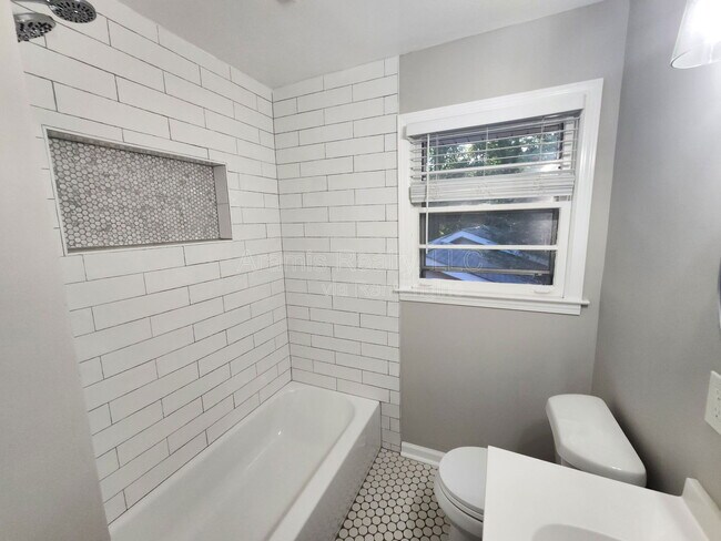 Building Photo - 2689 Collier Dr NW