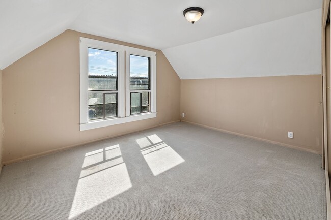 Building Photo - Inviting 3 Bed, 1 Bath Home in Roslyn, Whe...