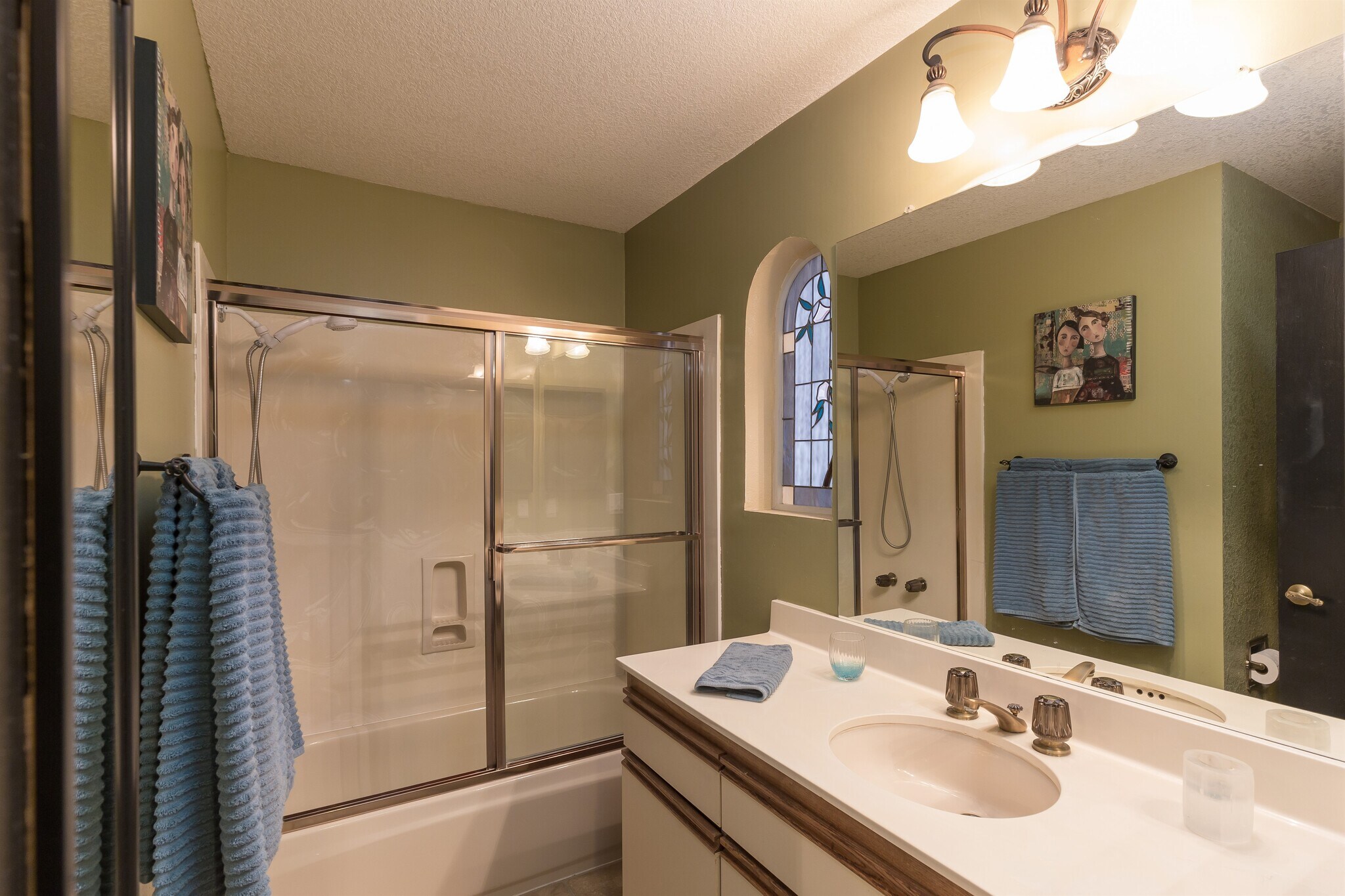Upstairs Guest Bathroom - 304 Titleist Ct