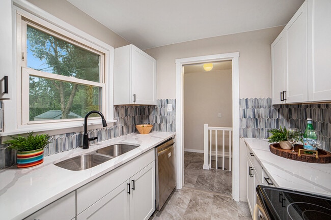 Building Photo - 720 W Washington St