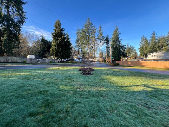 Building Photo - Exceptional 2200 sq ft Three Bedroom 2 Bath Rambler in Fed Way - with A/C