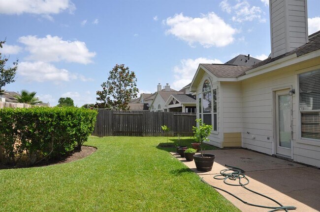 Building Photo - 2222 Drake Falls Dr