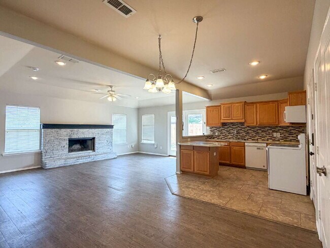 Building Photo - 3 Bedroom 2 Bath Located in Cooper District!