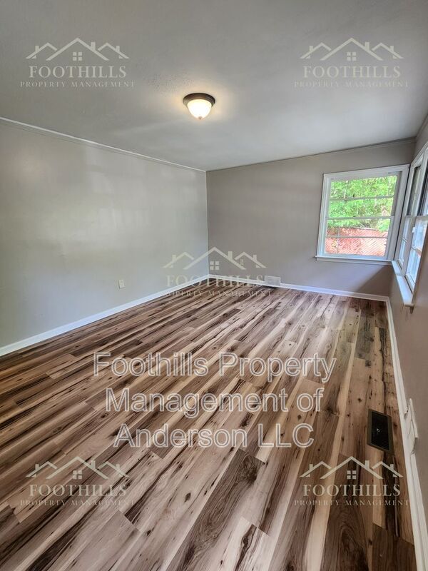 Building Photo - 204 Pine Ln