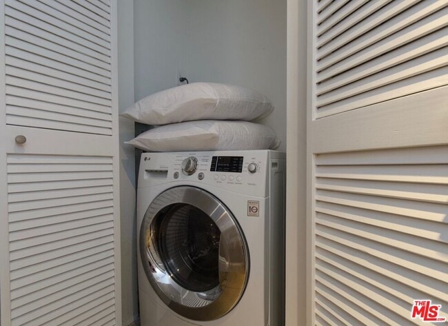 Building Photo - 1131 Alta Loma Rd