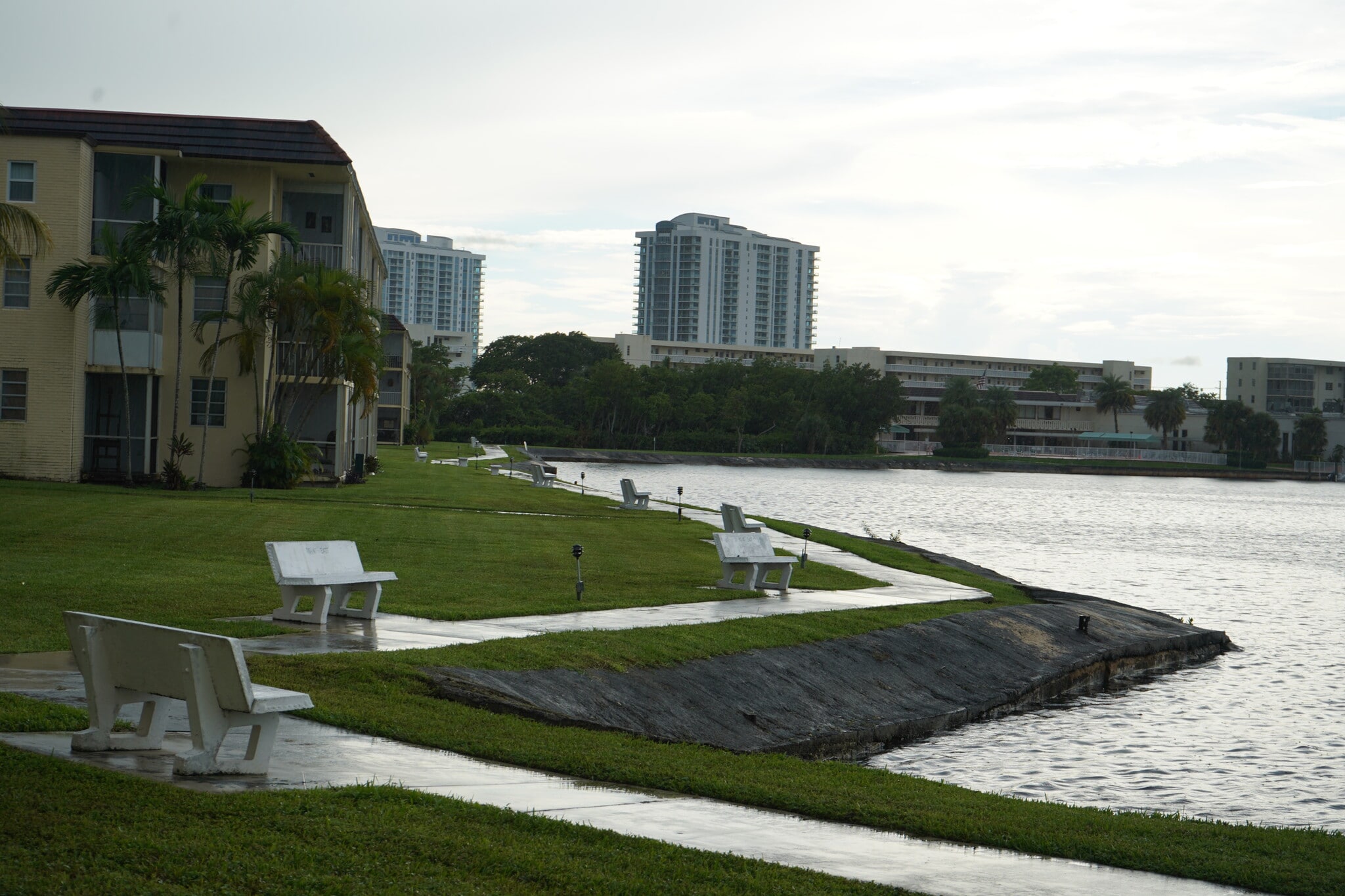 Building Photo - 2999 Point East Dr