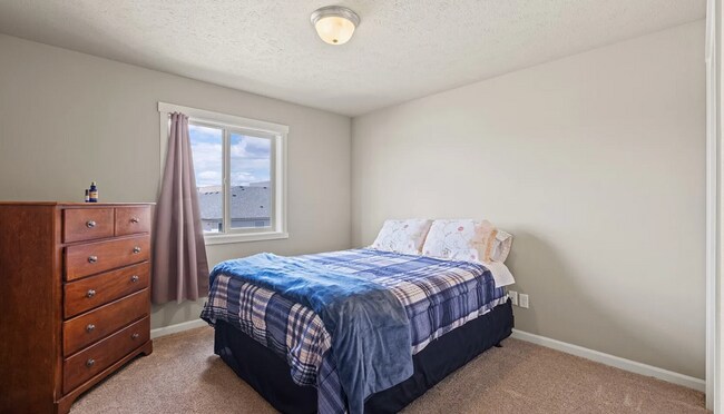 Building Photo - Beautiful Large Home on Corner Lot, Quincy!!