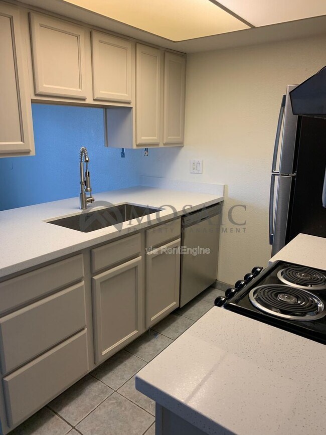 Building Photo - 461 W Holmes Ave